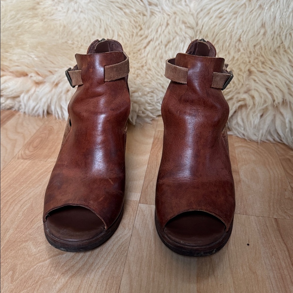 Korks Leather peep toe bootie leather women's sz 9